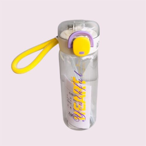 Bouteille en plastique avec paille
