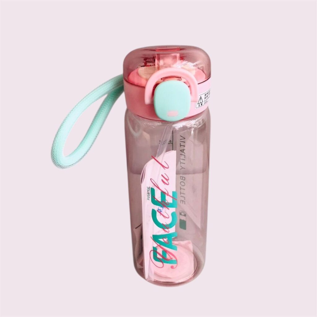 Bouteille en plastique avec paille